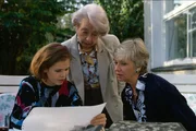 Elke (Juliane Rautenberg, l.) hat in Amerika viel hinzugelernt. Fr&auml;ulein Glaubrecht (Gudrun Genest, M.) und Hannelore (Maria Sebaldt, r.) sind sichtlich beeindruckt.