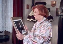 Die Witwe K&auml;the M&uuml;hlmann (Brigitte Mira) spricht wieder einmal mit dem Foto ihres verstorbenen Ehemanns Hubert (Harald Juhnke).