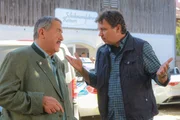 Kommissar Hofer (Joseph Hannesschl&auml;ger, l.) befragt Lederlieferant Maik Duschinsky (Markus Langer, r.), ob ihm etwas Ungew&ouml;hnliches aufgefallen ist.