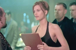 Alains einzige Verb&uuml;ndete ist die Bardame Alex (Natasha Henstridge, M.) ...