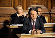 Der Krankenhaus-Chirurg Dr. Herbert Braun (Helmut Berger) muss sich wegen Betrugs vor Gericht verantworten.