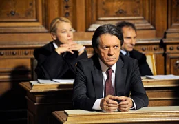Der Krankenhaus-Chirurg Dr. Herbert Braun (Helmut Berger) muss sich wegen Betrugs vor Gericht verantworten.