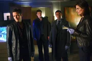 Gleich zwei Mordf&auml;lle besch&auml;ftigen Kevin (Seamus Dever, l.), Castle (Nathan Fillion, 2.v.l.), Javier (Jon Huertas, 2.v.r.) und Kate (Stana Katic, r.).