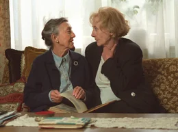 10.04) um 10:30 Uhr im Ersten. Damen unter sich: Hilde (Rosemarie Fendel, re.) und die Nachbarin Frau Schuster (Heidy Forster).