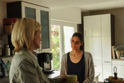 Ein Jahr nach einem Busunfall, bei dem mehrere Sch&uuml;ler und Sch&uuml;lerinnen ums Leben kamen, wird der Busfahrer tot aufgefunden. Martina Seiffert (Astrid M. F&uuml;nderich, l.) m&ouml;chte durch Lilly Falk (Liane Forestieri) mehr &uuml;ber die Umst&auml;nde des damaligen Unfalls herausfinden. Sie verlor ihre Tochter bei dem Ungl&uuml;ck.