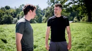 Kilian (Anthony Paul, l.) und Yannik (Jo Weil, r.) haben sich zum Laufen verabredet. Kilian (Anthony Paul, l.) und Yannik (Jo Weil, r.) haben sich zum Laufen verabredet.