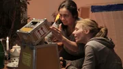 Maria (l.) und Christiane (r.) machen ihre erste Insemination zu Hause.