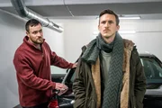 Moritz Brenner (Johannes Hendrik Langer, r.) versperrt dem Securitymann Ren&egrave; Makowski (Lorris Andr&eacute; Blaszejewski, l.) den Weg, als er aus der Tiefgarage mit seinem Auto wegfahren will. Moritz will von ihm wissen, wie sein Verh&auml;ltnis zu der Toten war.
