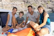 Die Familie ist vor der Insel Fogo, die zu den Kapverden gehört, auf ihrem Katamaran, mit dem sie den Atlantik überqueren wollen. Auf diese Reise haben sie sich zwei Jahre lang vorbereitet und auch Tochter Sophie weiß, mit der Segeltechnik umzugehen. Von links: Mutter Natalie, Sohn Jonas, Vater Moritz und Tochter Sophie Die Familie ist vor der Insel Fogo, die zu den Kapverden gehört, auf ihrem Katamaran, mit dem sie den Atlantik überqueren wollen. Auf diese Reise haben sie sich zwei Jahre lang vorbereitet und auch Tochter Sophie weiß, mit der Segeltechnik umzugehen. Von links: Mutter Natalie, Sohn Jonas, Vater Moritz und Tochter Sophie