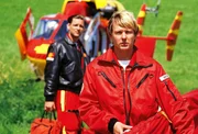 Pilot Thomas W&auml;chter (Manfred St&uuml;cklschwaiger, hi.li.) und Sanit&auml;ter Peter Berger (Serge Falck) sind am Unfallort angekommen.