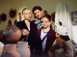Der einf&uuml;hlsame Erik Stolz (Francis Fulton-Smith, 2. v. li.) hilft der Fondsmanagerin Sonja Arnold (Anica Dobra, li.) in ihrer ungewohnten Rolle als Mutter f&uuml;r die Waisenkinder Nina (Ricarda Mattes) und Max (Jonathan Beck).