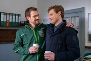 Von rechts: Philipp (Philipp Schneider, KLD) bedankt sich bei seinem Bruder Charly (Nils Kreutinger), dass er sich f&uuml;r ihn eingesetzt hat.