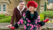 Die Weihnachtsfeiertage r&uuml;cken n&auml;her und ein neuer Fall besch&auml;ftigt die Privatdetektivin Agatha Raisin (Ashley Jensen) und ihren Assistenten Roy Silver (Mathew Horne).