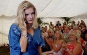 Starautorin Jezebel Tripp (Emma Buckley) wird beim Gespr&auml;ch mit ihren Fans von einem Telefonanruf unterbrochen.