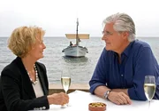 Sean (Sky du Mont) macht Lea (Ruth Maria Kubitschek) ein Angebot.