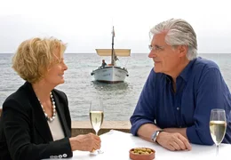 Sean (Sky du Mont) macht Lea (Ruth Maria Kubitschek) ein Angebot.