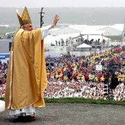 Papst Benedikt XVI. winkt, als er die Pilger zum Abschlussgottesdienst des 20. Weltjugendtages auf dem Marienfeld in Kerpen bei K&ouml;ln am Sonntag, 21. August 2005, begr&uuml;&szlig;t. Rund eine Million Pilger haben an der katholischen Messe teilgenommen.
