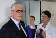 Dr. Herbert Braun (Helmut Berger, re.) und Schwester Gerda (Martina Zinner) haben keine guten Nachrichten f&uuml;r Staranwalt Dr. Mark Degen (Sky Du Mont).