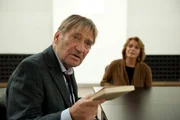 Paul (Matthias Habich) berichtet am Runden Tisch von seinen traumatischen Erlebnissen in dem christlichen Erziehungsheim Falkenstein in den sechziger Jahren. (Im Hintergrund: Senta Berger)