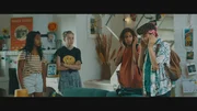 Felix (Junes Callaert) und Sammy (Arthur Hermans) h&ouml;ren mit dem Walkman, Ella (C&eacute;cile Enthoven) und Noor (Maja Azila) schauen gespannt zu.