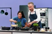 Mai Thi Nguyen-Kim und Jan B&ouml;hmermann kochen.
