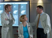 MDR Fernsehen IN ALLER FREUNDSCHAFT FOLGE 402, "Die Lust zu leben", am Dienstag (15.10.13) um 11:45 Uhr. Dr. Martin Stein (Bernhard Bettermann, li.), Dr. Kathrin Globisch (Andrea Kathrin Loewig, mi.) und Dr. Roland Heilmann (Thomas R&uuml;hmann, re.) vermuten, dass es Dr. Niedlich weniger um die Patientin, als um das mit ihr zu verdienende Geld geht.