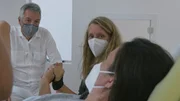 Maria (M.) und Christiane (r.) und Dr. Strohmer w&auml;hrend einer Kinderwunschbehandlung im Klinikum Wien.