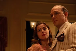 L-R: Mae (Linda Cardellini) und Fonse (Tom Hardy)