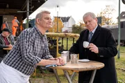 Stefan Schiller (Heinrich Schafmeister, l.) im Gespr&auml;ch mit Oberstaatsanwalt Bernd Reuther (Rainer Hunold, r.).