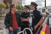 Sven Langer (Martin Vischer, l.) hatte eine k&ouml;rperliche Auseinandersetzung mit dem Opfer. Mattes (Matthias Schloo, r.) und Melanie (Sanna Englund, M.) fragen ihn nach seinem Alibi.
