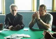 rbb Fernsehen DAS KONTO, Folge 1, am Donnerstag um 22:15 Uhr. Beim Pokern lernt Dr. Michael M&uuml;hlhausen (Heino Ferch, re.) den polnischen Mafioso Pawel Sikorsky (Hermann Beyer) kennen.