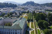 Schloss Mirabell mit seinen Gartenanlagen ist ein Renaissance-Juwel mit Heckentheater und Labyrinth, eingebettet in atemberaubender Stadtkulisse und Alpinlandschaft.