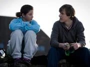 Pippi (Marie Borchardt, li.) versucht Elias (Albert Wey, re.) Mut zu machen.