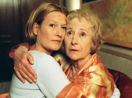 Nach einer ehrlichen Aussprache endlich vers&ouml;hnt: Vreni (Suzanne von Borsody, links) und ihre Mutter Hilde (Rosemarie Fendel).