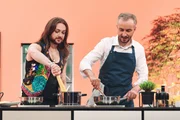 Ricardo Simonetti und Jan B&ouml;hmermann kochen.