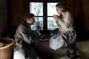 Nach der Flucht aus dem Heim Falkenstein genie&szlig;en Luisa (Alicia von Rittberg) und Paul (Leonard Carow) zun&auml;chst einmal ein &uuml;ppiges Mahl auf einem Bauernhof.