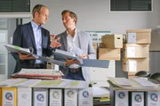Controller Lorenz (Ben Blaskovic, r.) ist wenig begeistert, als Seitz (Gabor Biedermann, l.) ihn mit alten Akten eindeckt.