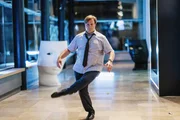 Frank (Michael A. Grimm) &uuml;bt w&auml;hrend der Arbeitszeit flei&szlig;ig Tango.