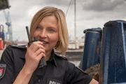 Melanie (Sanna Englund) im Einsatz auf einer Tauchbasis.