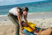 Sara (Allison Williams, l.) rettet Jackson (Alexander Dreymon, r.) aus dem gesunkenen Flugzeugwrack.