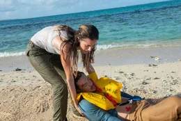 Sara (Allison Williams, l.) rettet Jackson (Alexander Dreymon, r.) aus dem gesunkenen Flugzeugwrack.