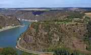 Die Loreley ist der schroffste Fels im Mittelrheintal. Der Rhein durchbricht hier das Rheinische Schiefergebirge. Er flie&szlig;t durch ein sogenanntes Durchbruchstal: Der Fluss war bereits da, als sich ganz langsam das Rheinische Schiefergebirge anhob.