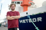 Tiefseeforscher Dr. Torben Riehl vor dem Forschungsschiff METEOR in Las Palmas.