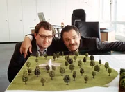 Der Immobilenspekulant Siegfried Ohrmann (Gunter Berger, rechts) und sein Assistent Hähnel (Maximilian Krückl) schmieden große Pläne. Der Immobilenspekulant Siegfried Ohrmann (Gunter Berger, rechts) und sein Assistent Hähnel (Maximilian Krückl) schmieden große Pläne.