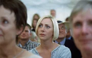 Cully Barnaby (Laura Howard) bei den Reden zur Verleihung des Literaturpreises der Stadt.