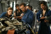 In einer Autowrack-Skulptur wurde ein menschlicher Sch&auml;del gefunden. Brennan (Emily Deschanel, li.), Dr. Camille Saroyan (Tamara Taylor, 2.v.li.), Hodgins (TJ Thyne, Mi.) und Angela (Michaela Conlin, re.) wird die Spurensuche erschwert, weil die Skulptur nicht zerlegt werden darf.