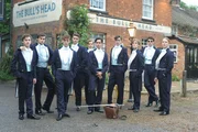 &Agrave; l'Universit&eacute; d'Oxford, tout le monde veut faire partie du &laquo;Riot Club&raquo; : une association hautement &eacute;litiste o&ugrave; les &eacute;tudiants aristocratiques brillants et richissimes font leurs premiers pas pour devenir les futurs dirigeants du pays. Miles et Alistair sont tous deux d'excellents &eacute;tudiants de premi&egrave;re ann&eacute;e, issus de familles privil&eacute;gi&eacute;es de la classe sup&eacute;rieure. Alistair, pouss&eacute; par l'histoire familiale pleine de r&eacute;ussite, veut co&ucirc;te que co&ucirc;te faire partie de ce club exclusif. Miles est d'abord charm&eacute; par l'invitation et le statut social associ&eacute;, mais le coeur n'y est pas vraiment. Lors d'un festin d&eacute;cadent, la rivalit&eacute; et la jalousie entre Miles et Alistair sont &agrave; leur paroxysme et les exc&egrave;s du Riot Club d&eacute;g&eacute;n&egrave;rent compl&egrave;tement.