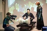 ZDF-Asienkorrespondent Thomas Reichart zu Besuch bei der Trommlerin Kim Sora. Er darf ihr Instrument &bdquo;Janggu&ldquo; ausprobieren.