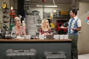 (v.l.n.r.) Kaley Cuoco als Penny, Melissa Rauch als Bernadette, Kunal Nayyar als Raj.