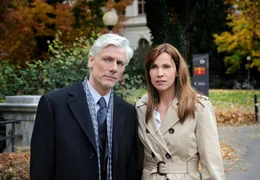 Ricarda (Doris Schretzmayer) ist mit Oberstaatsanwalt Wolf Bernheimer (Philippe Brenninkmeyer) verlobt.